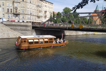 Statek Viking w pobliżu mostu