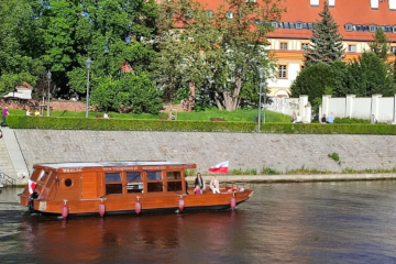 Statek płynący w cieniu